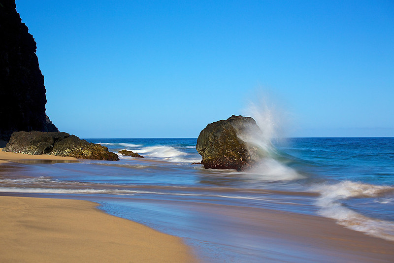 hanakapi'ai beach and wave